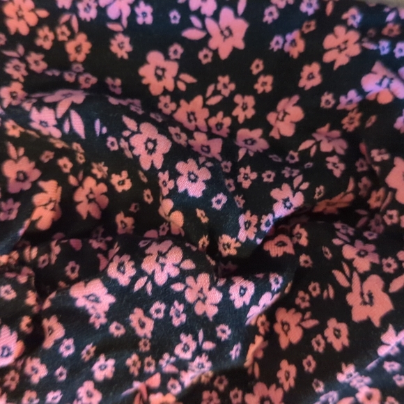 Floral pink and black miniskirt - Picture 2 of 3